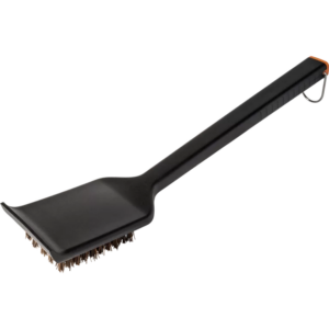 Traeger hot cold grill brush studio angle2 1.png